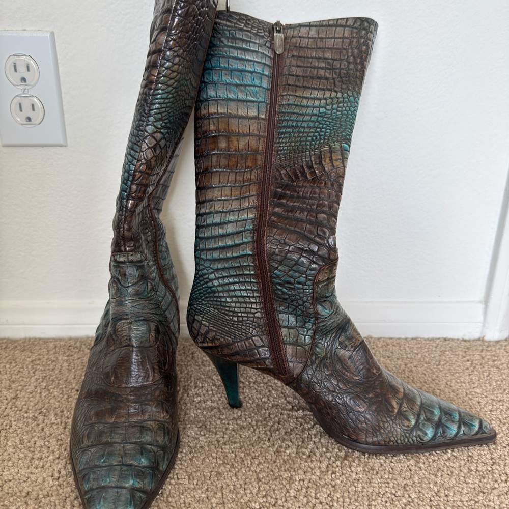 Elegant Crocodile-Embossed Leather Boots